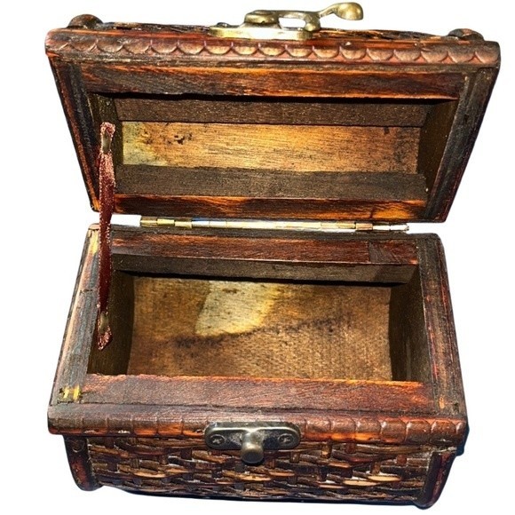 Mini Wooden Basket Weave Latch Hinged Trunk. - Picture 3 of 5